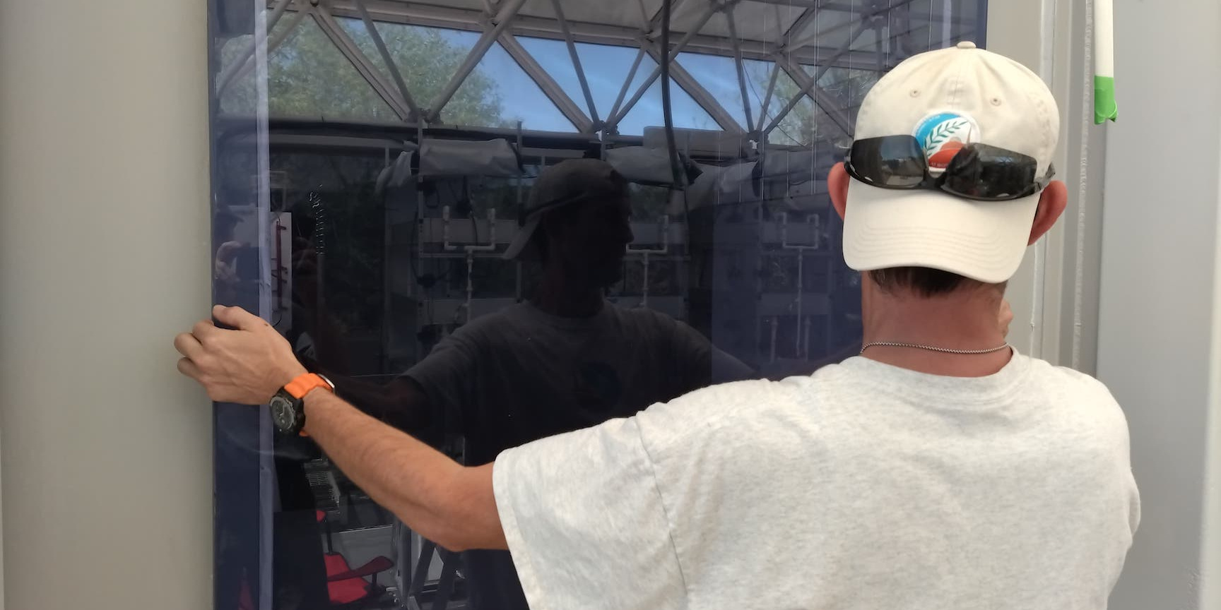 Matthias tests a new hatch between the Test Module and Engineering Bay in SAM at Biosphere 2